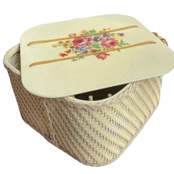 PRINCESS VINTAGE WICKER SEWING 🧵 BOX 🗃️ BASKET 🧺 from the 50’s Floral Decal - Picture 2 of 15